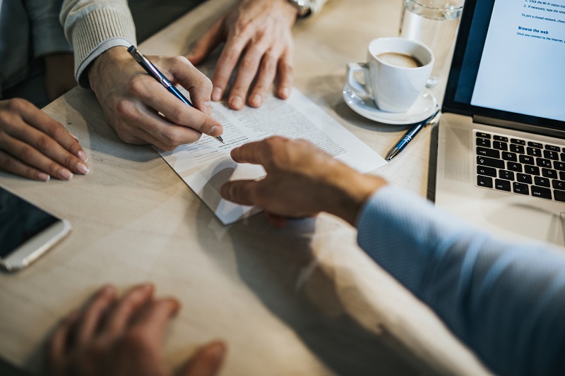 Un entrepreneur signe un contrat de location de véhicule lui faisant bénéficier de conditions préférentielles