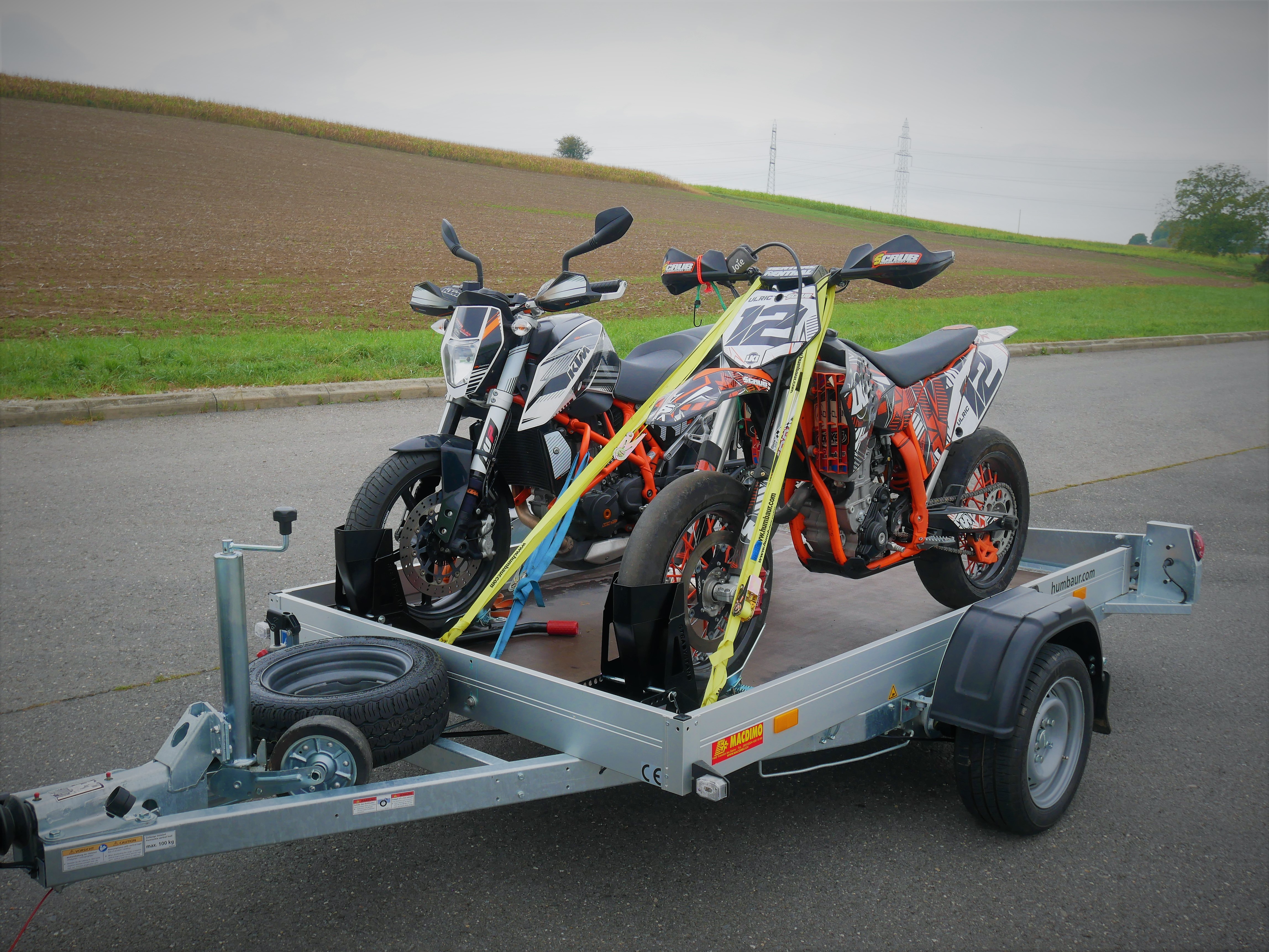 Deux motos KTM sur une remorque de transport de motos avec un plateau abaissable hydrauliquement_Exel Location