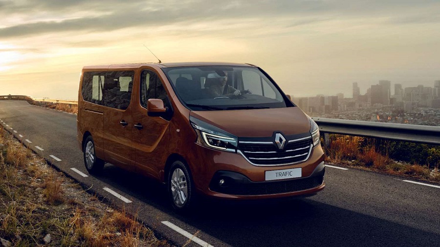 Un minibus renault trafic 9 places brun roule sur la route durant le couché du soleil Location de minibus à Lausanne pour le transport de personnes